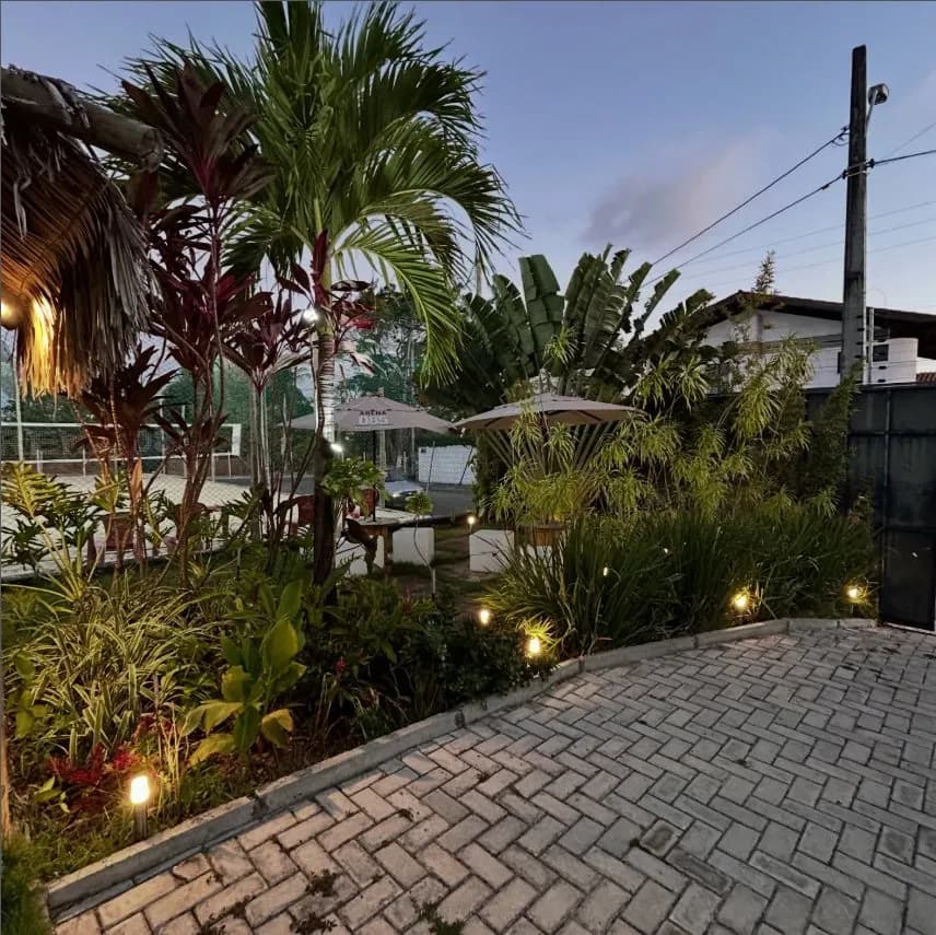 Jardim tropical com carretéis e puffs
