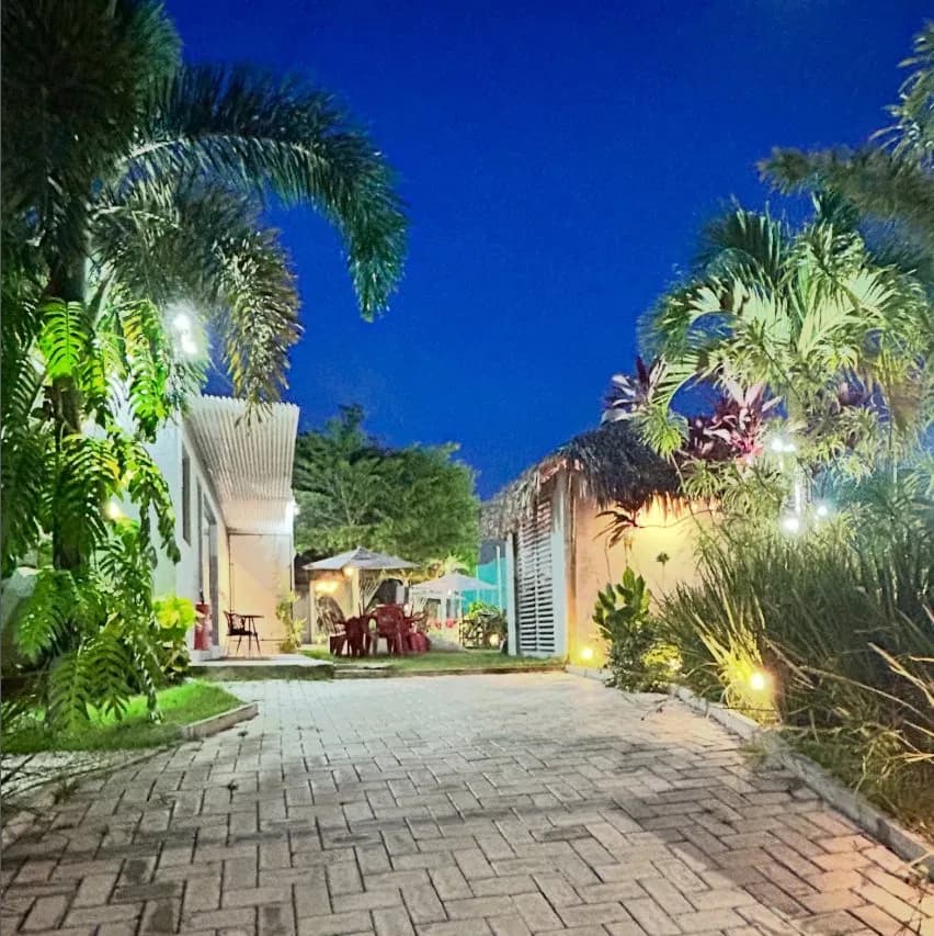 Calçada e jardim ao entardecer